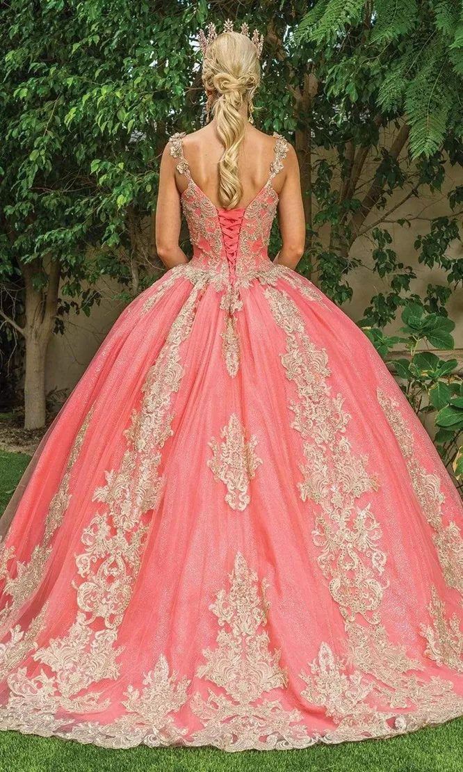 Vestido de 15 años de tiras decorado con apliques dorados en tela de glitter y falda corte princesa