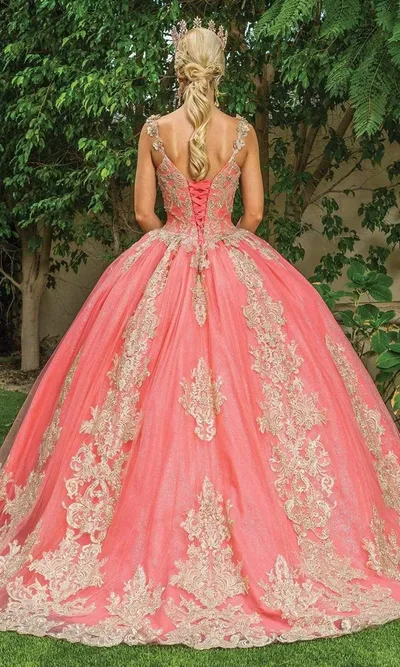 Vestido de 15 años de tiras decorado con apliques dorados en tela de glitter y falda corte princesa