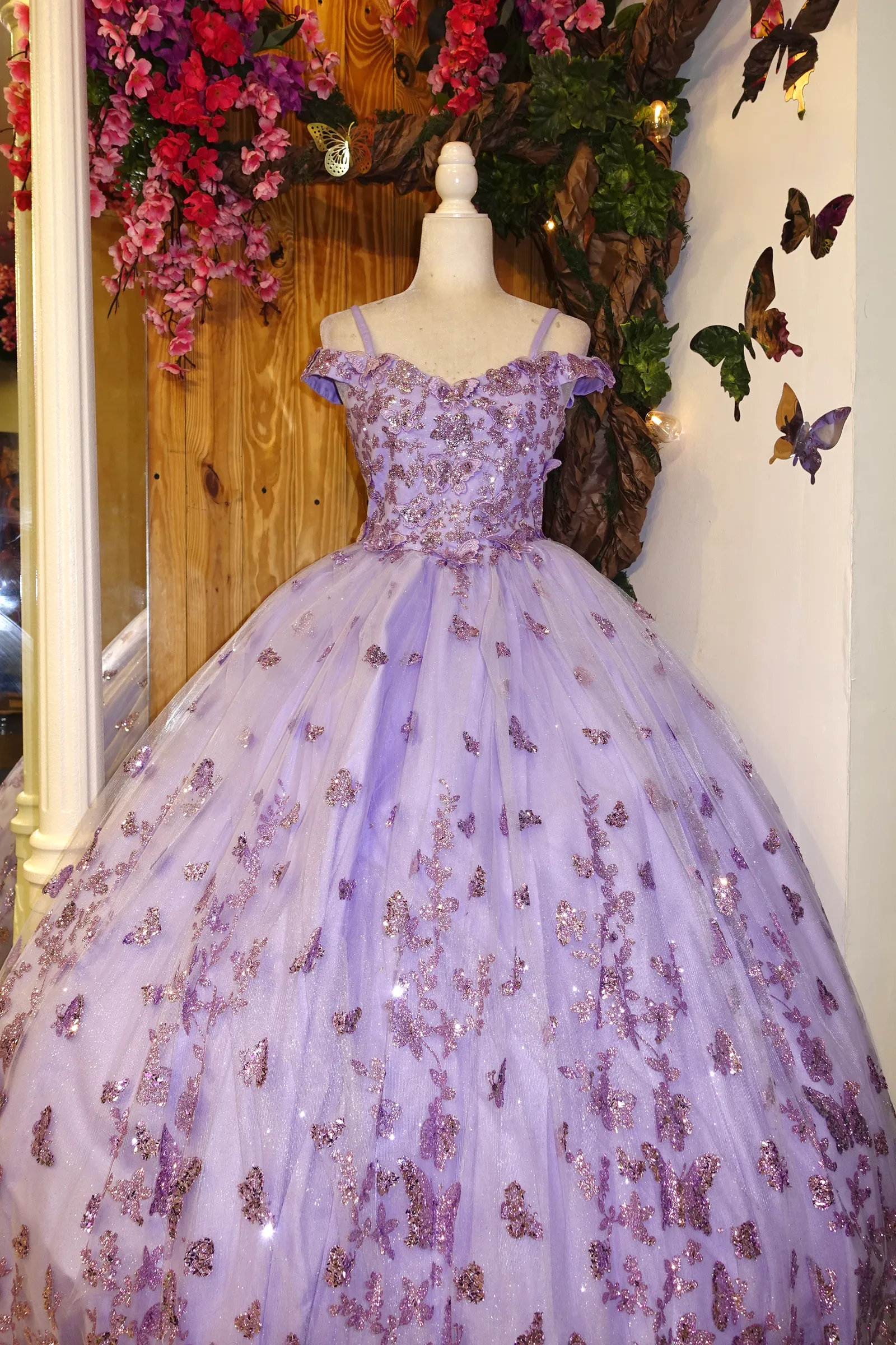 Vestido Petit corte princesa Off Shoulder decorado con apliques de Mariposas en Glitter