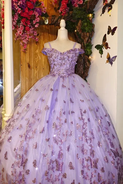 Vestido Petit corte princesa Off Shoulder decorado con apliques de Mariposas en Glitter