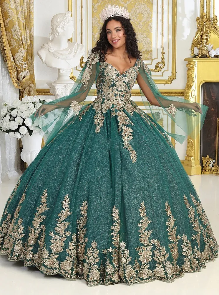 Vestido de 15 años Off Shoulder con capa, decorado con apliques dorados en tela de glitter y falda corte princesa
