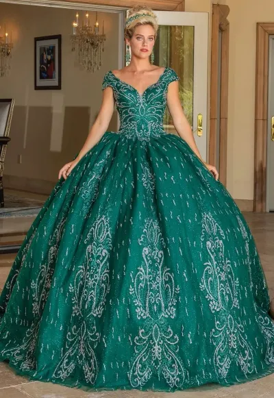 Vestido de Quinceaños decorado con apliques de Glitter plateados y falda cortes princesa con cola
