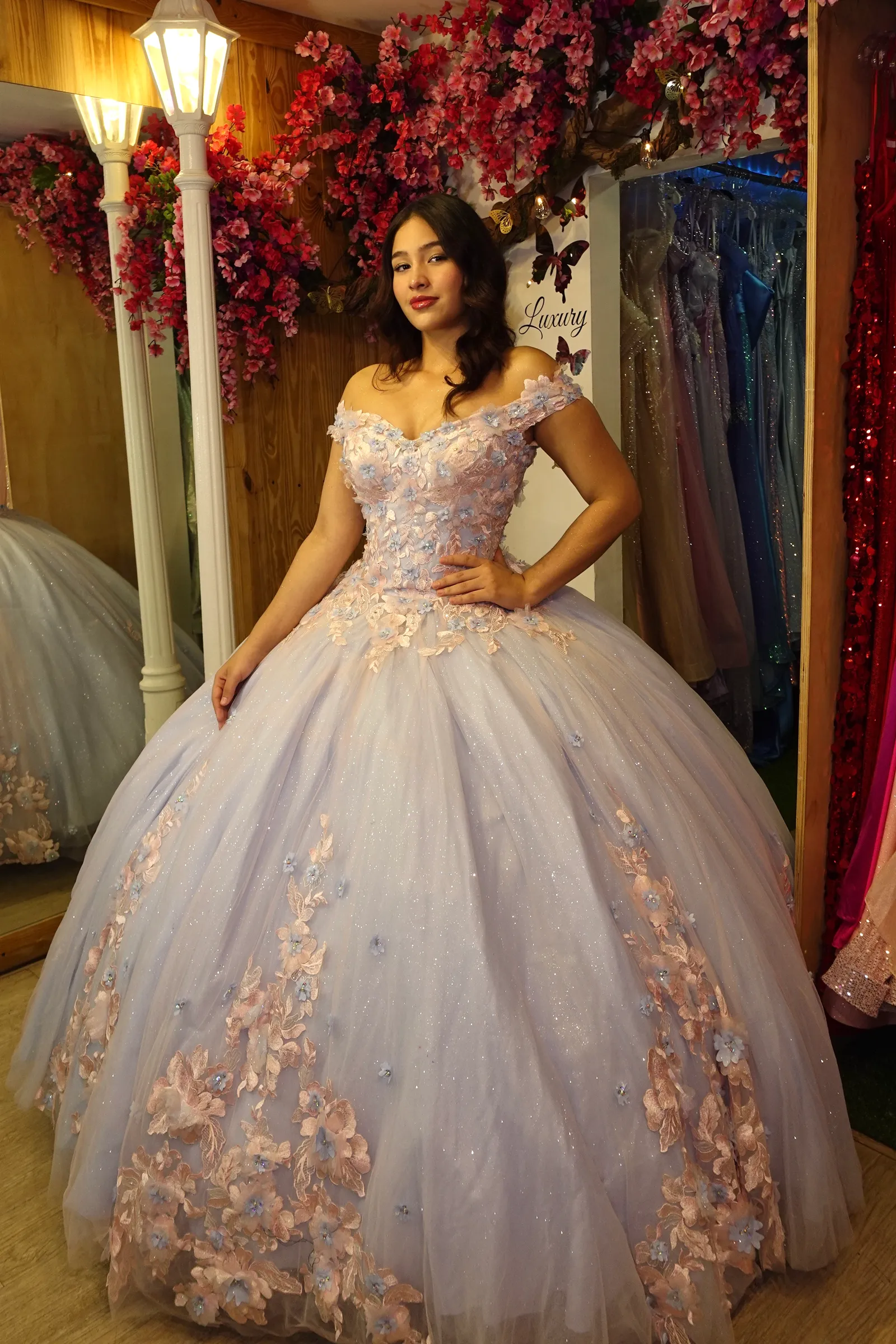 Vestido de 15 años Off Shoulder de dos tonos decorado con apliques rosado y flores en 3D celestes, falda corte princesa