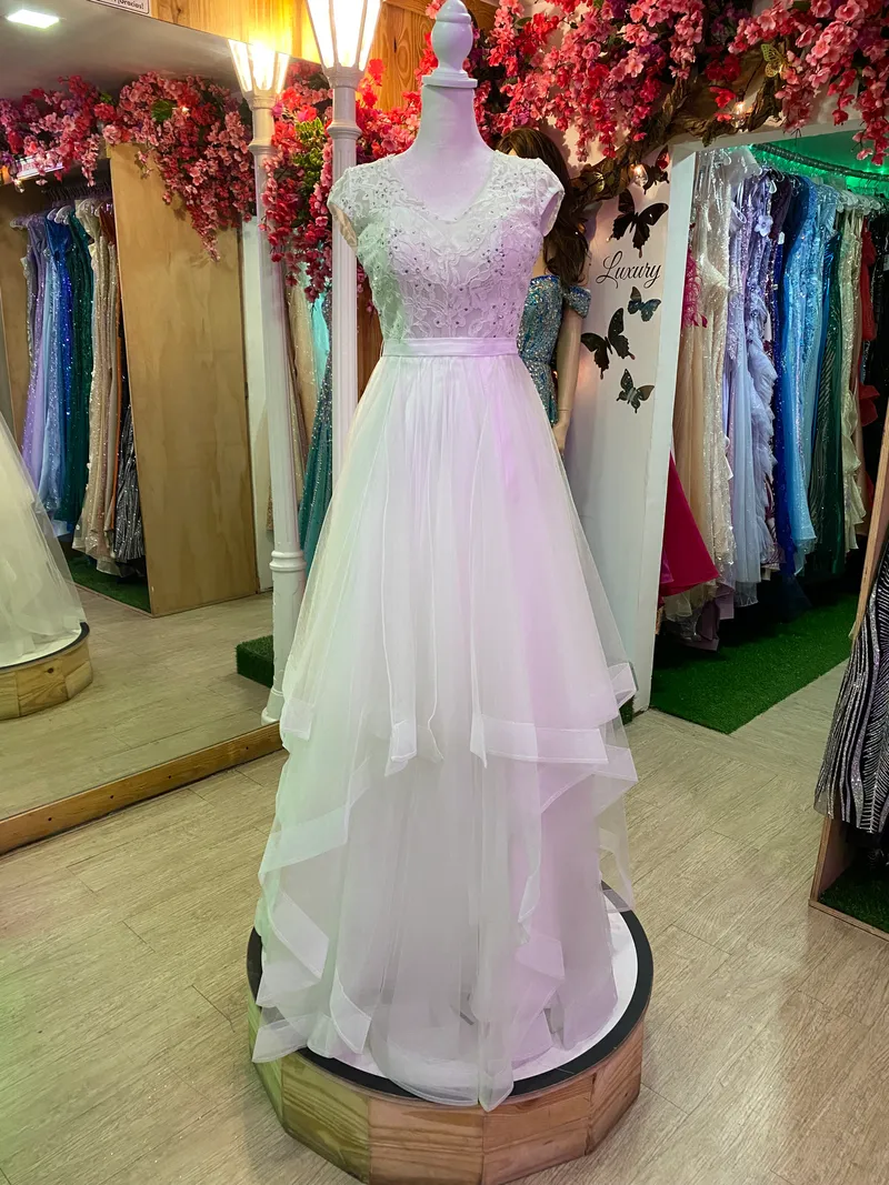 Vestido de Novia Cuello corte V con transparencia color Blanco decorado con apliques en top y falda corte A de vuelos