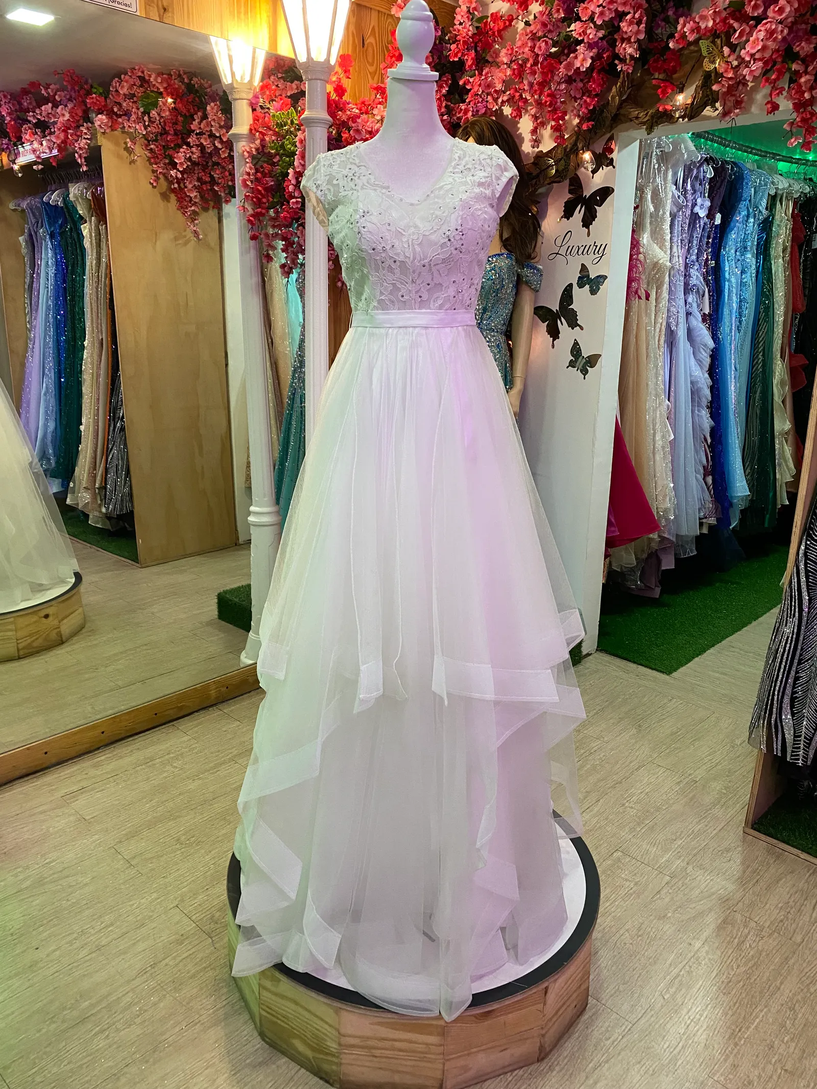 Vestido de Novia Cuello corte V con transparencia color Blanco decorado con apliques en top y falda corte A de vuelos
