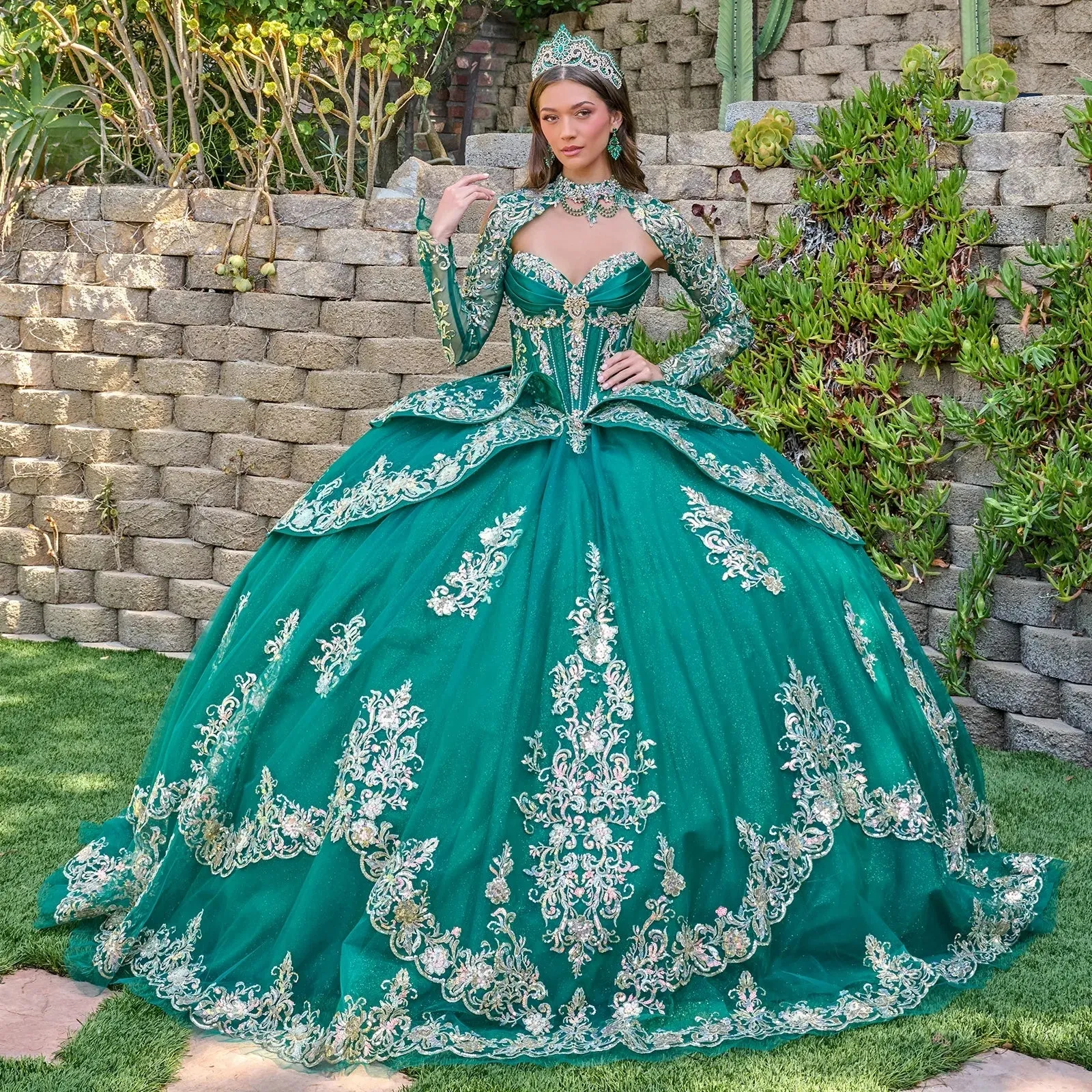Vestido de 15 años imperial de manga larga con apliques dorados y pedrería, falda corte Princesa con cola y lazo