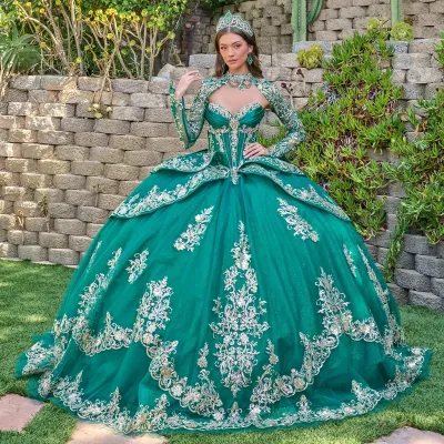 Vestido de 15 años imperial de manga larga con apliques dorados y pedrería, falda corte Princesa con cola y lazo