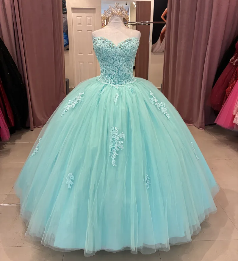 Vestido de 15 años Strapless decorado con pedreria en Top y glitter, falda corte princesa