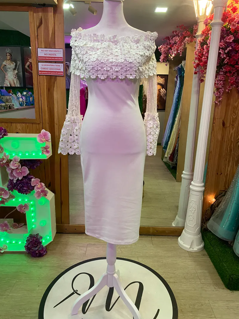 Vestido midi Off Shoulder manga larga con transparencia color Blanco decorado con apliques de flores
