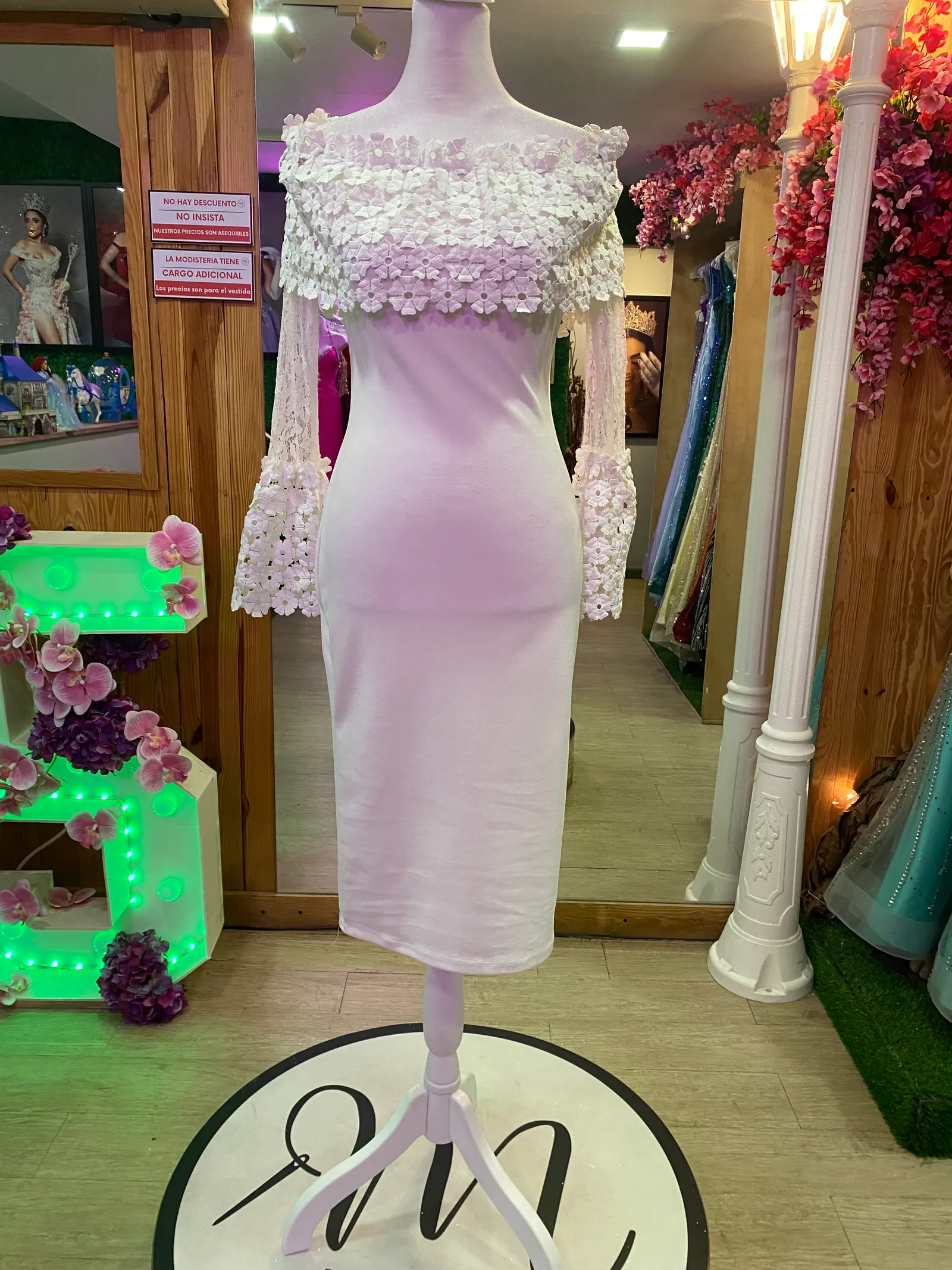 Vestido midi Off Shoulder manga larga con transparencia color Blanco decorado con apliques de flores