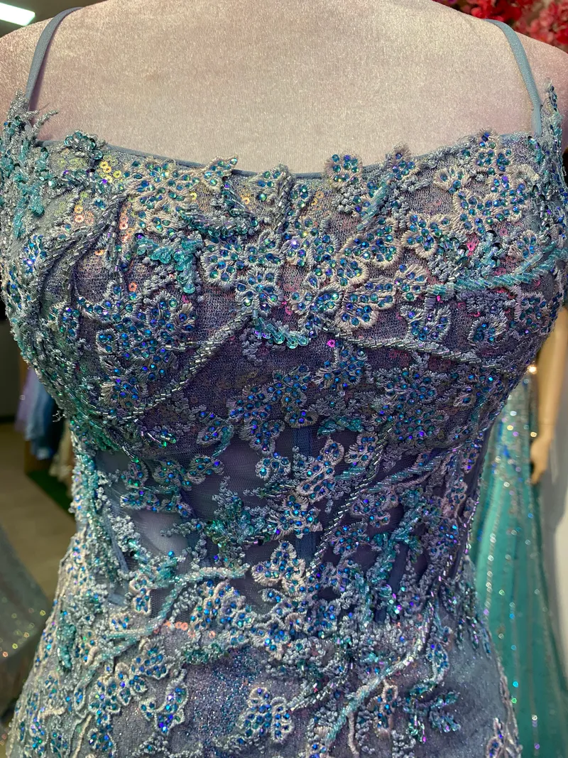 Vestido de gala de tiras espalda descubierta estilo corset color Azul en tela de lentejuelas decorado con apliques y pedreria