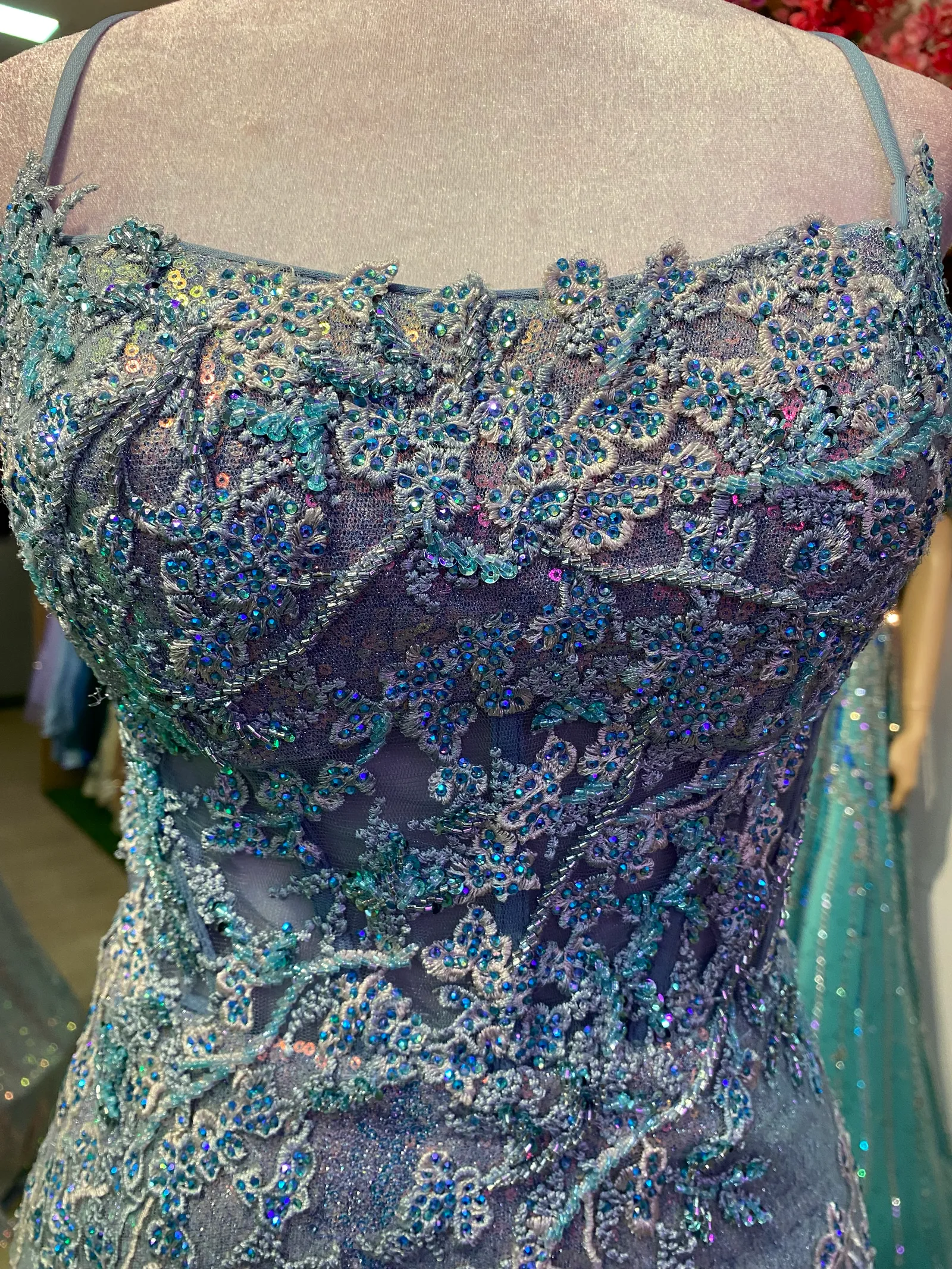 Vestido de gala de tiras espalda descubierta estilo corset color Azul en tela de lentejuelas decorado con apliques y pedreria