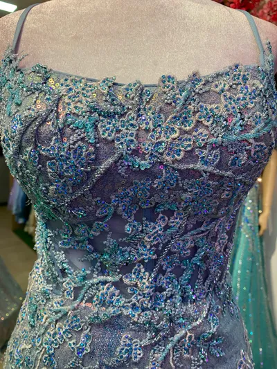 Vestido de gala de tiras espalda descubierta estilo corset color Azul en tela de lentejuelas decorado con apliques y pedreria
