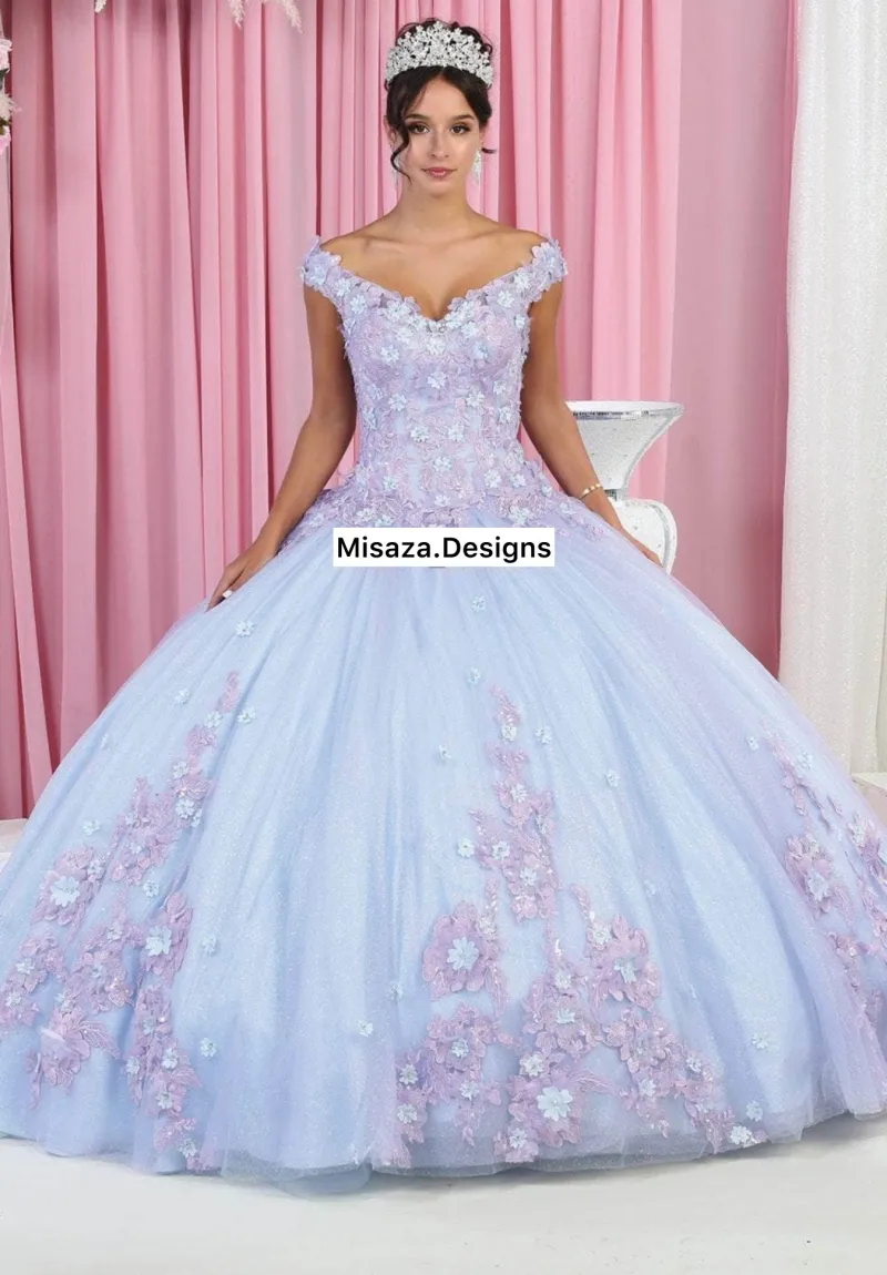 Vestido de 15 años Off Shoulder de dos tonos decorado con apliques lila y flores en 3D celestes, falda corte princesa