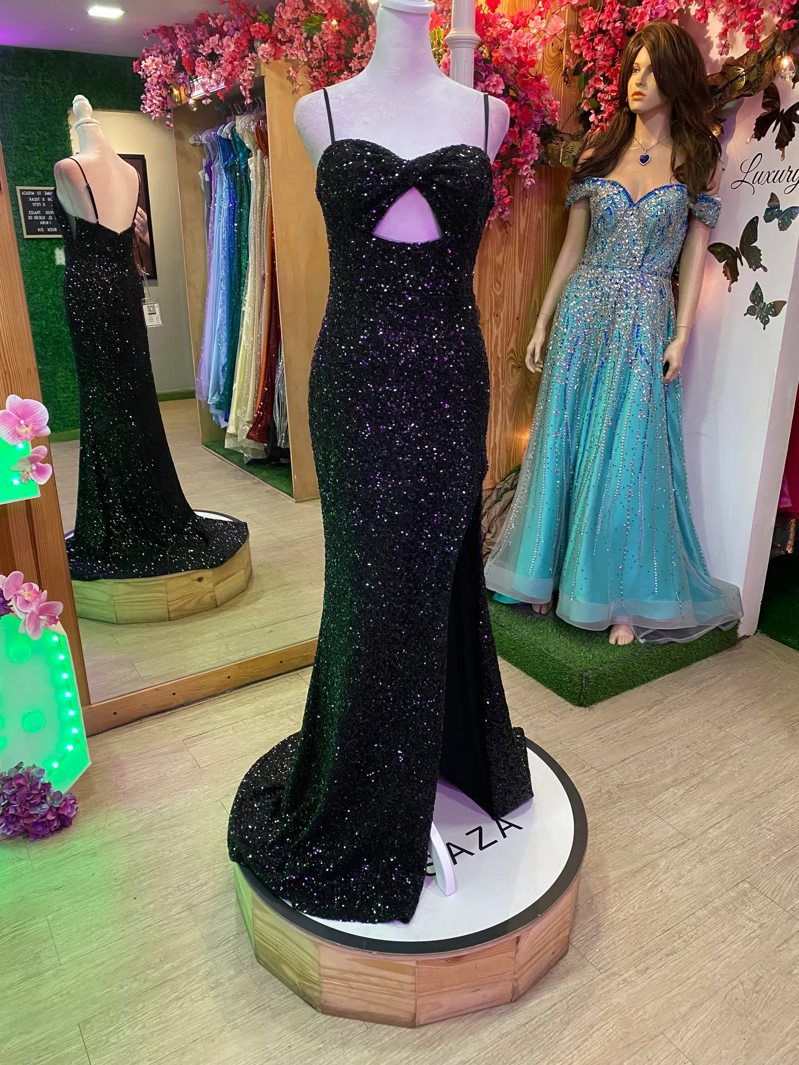 Vestido de gala de tiras corte en escote color Negro en tela de lentejuelas y falda corte A con abertura lateral