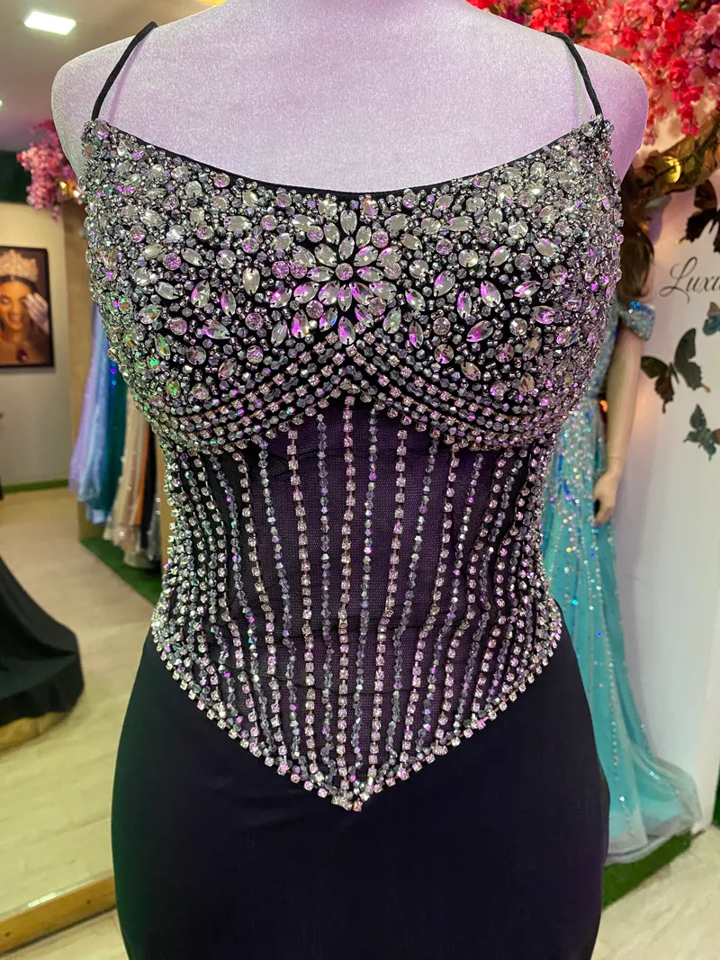 Vestido de Gala de tiras estilo corset con transparencia color Negro decorado con piedras rhinestone en top