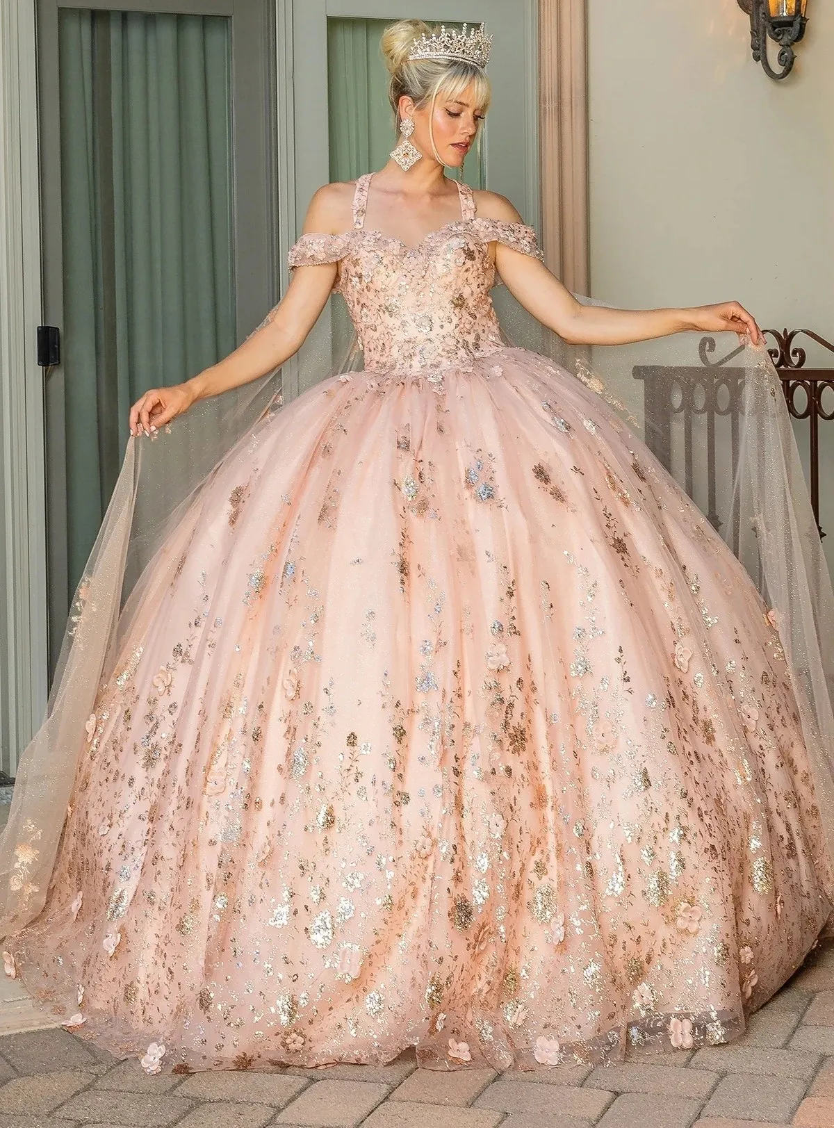 Vestido de 15 años Off Shoulder con decoraciones de Glitter en Dorado y falda corte Princesa