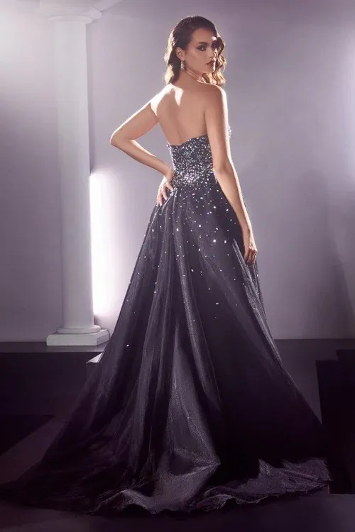 Vestido de Gala color negro Strapless escote corazón decorado con piedras de colores y falda corte A