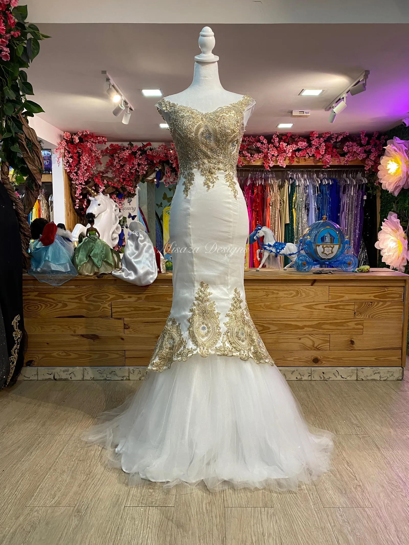 Vestido de Gala color Blanco pegado Off-Shoulder decorado con apliques dorados y falda corte sirena