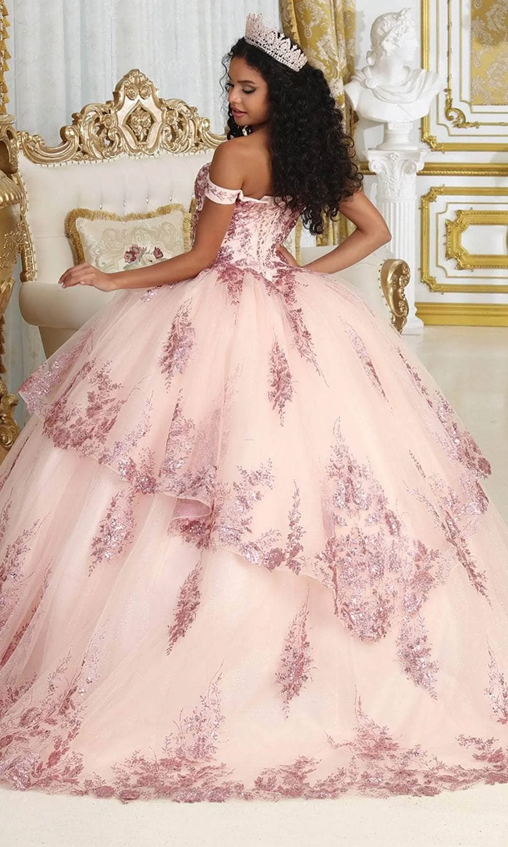 Vestido de 15 años Off Shoulder decorado con apliques y falda corte Princesa