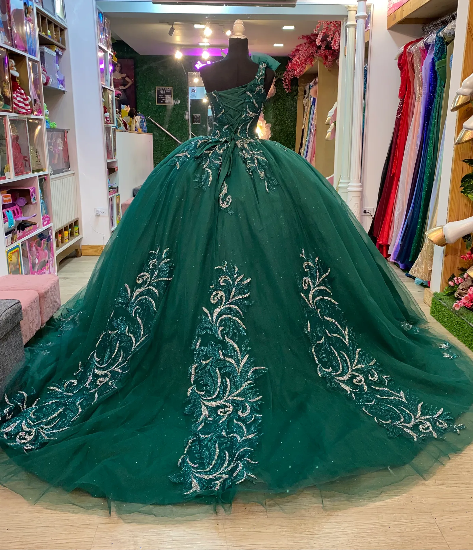 Vestido de 15 años One Shoulder decorado con apliques de Glitter y falda corte Princesa con cola