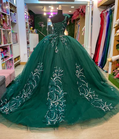 Vestido de 15 años One Shoulder decorado con apliques de Glitter y falda corte Princesa con cola