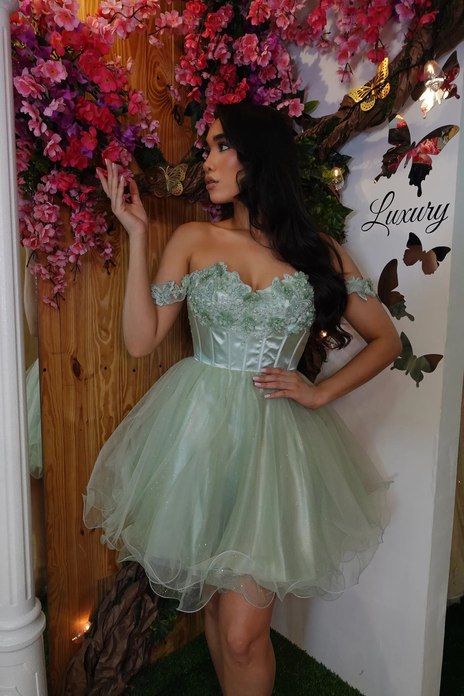 Vestido de Quinceañera corto Off Shoulder estilo corset decorado con apliques de flores y mariposas en Top