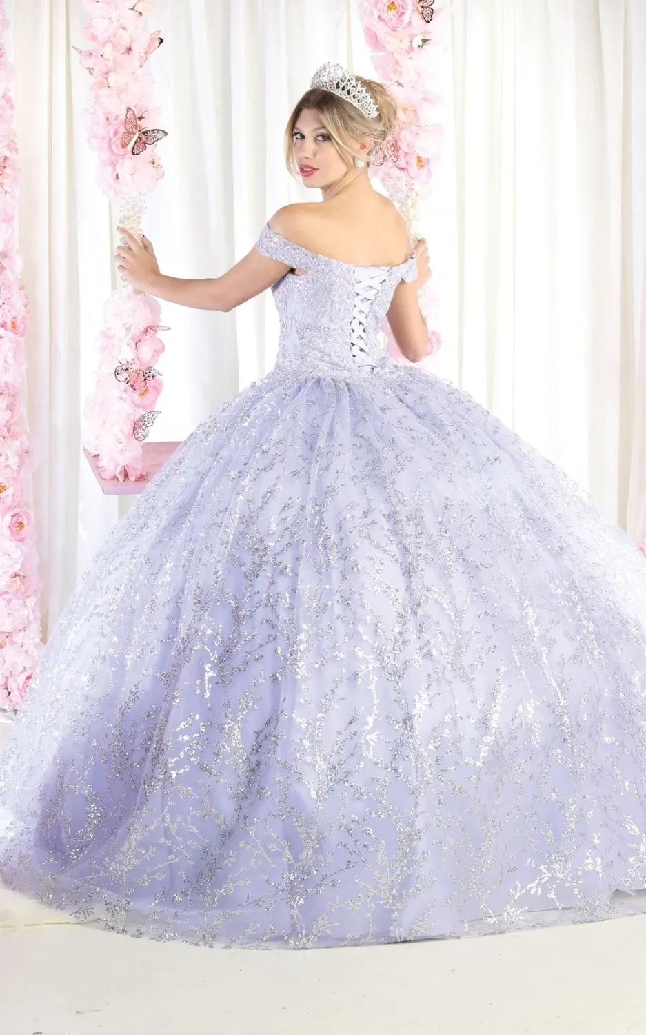 Vestido de 15 años Off Shoulder decorado con glitter y apliques