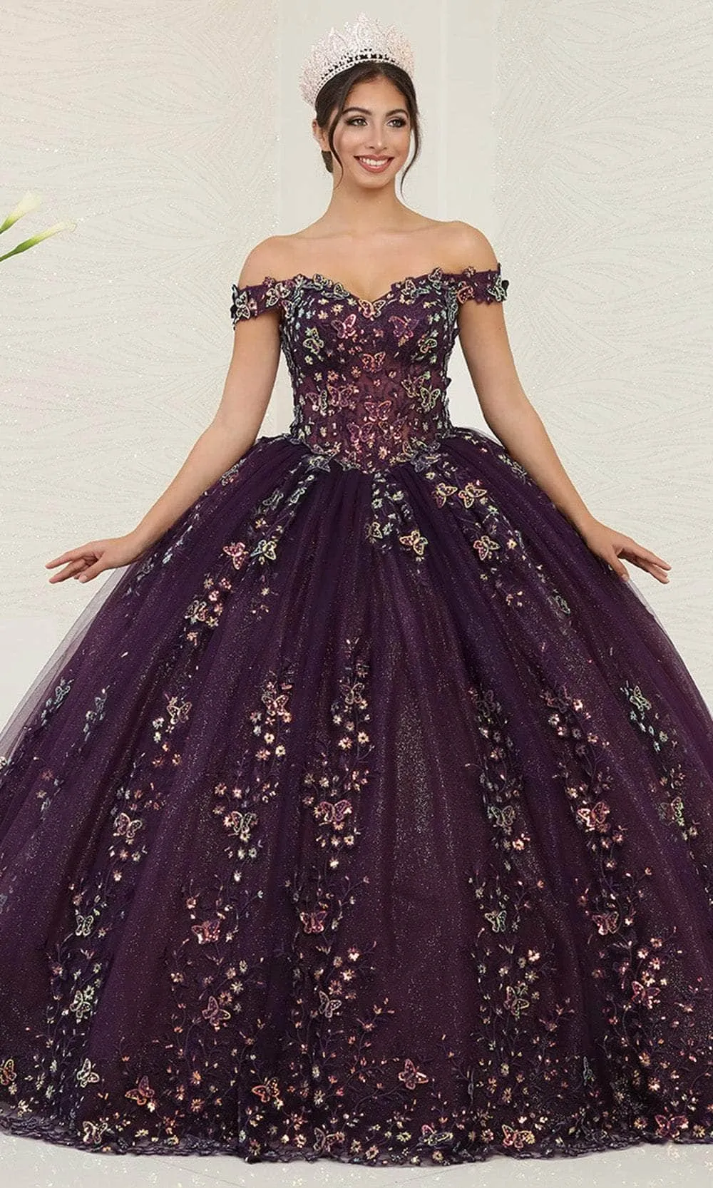 Vestido de 15 años Off Shoulder con capa, decorado con apliques de flores en 3D y falda corte Princesa con Cola