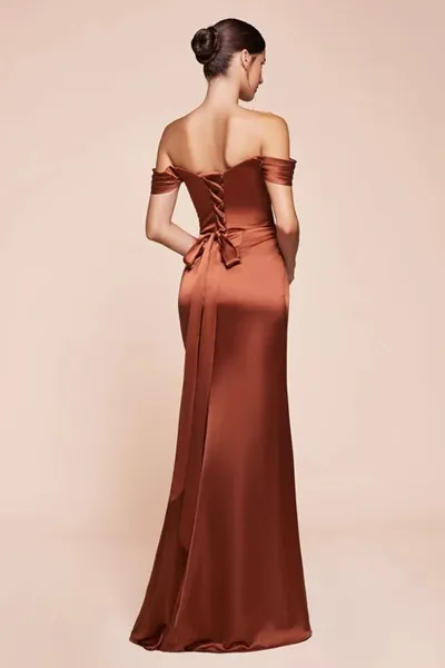 Vestido de Gala Off Shoulder ajustable en tela de Seda, mangas caidas y falda con abertura lateral