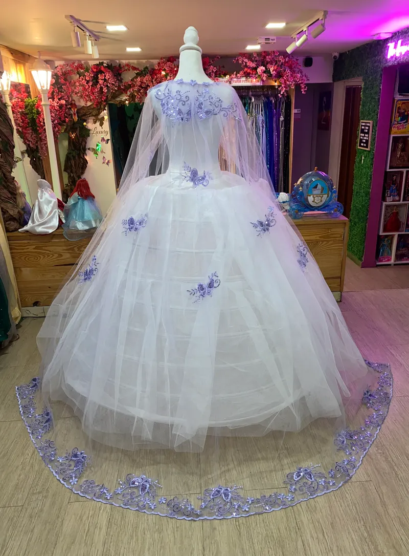 Capa de tul para Vestido de 15 años con apliques de Mariposas en Lila