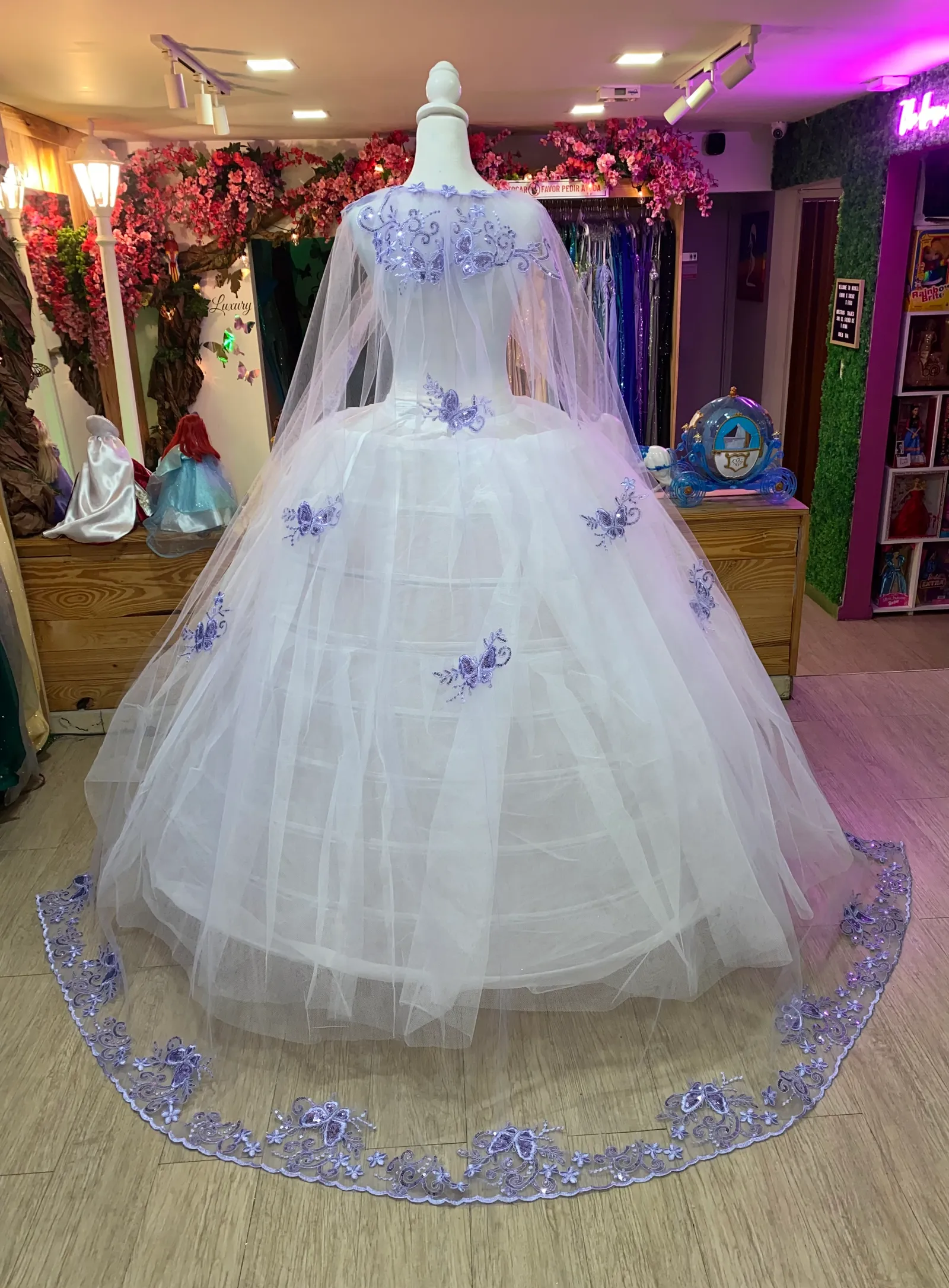 Capa de tul para Vestido de 15 años con apliques de Mariposas en Lila