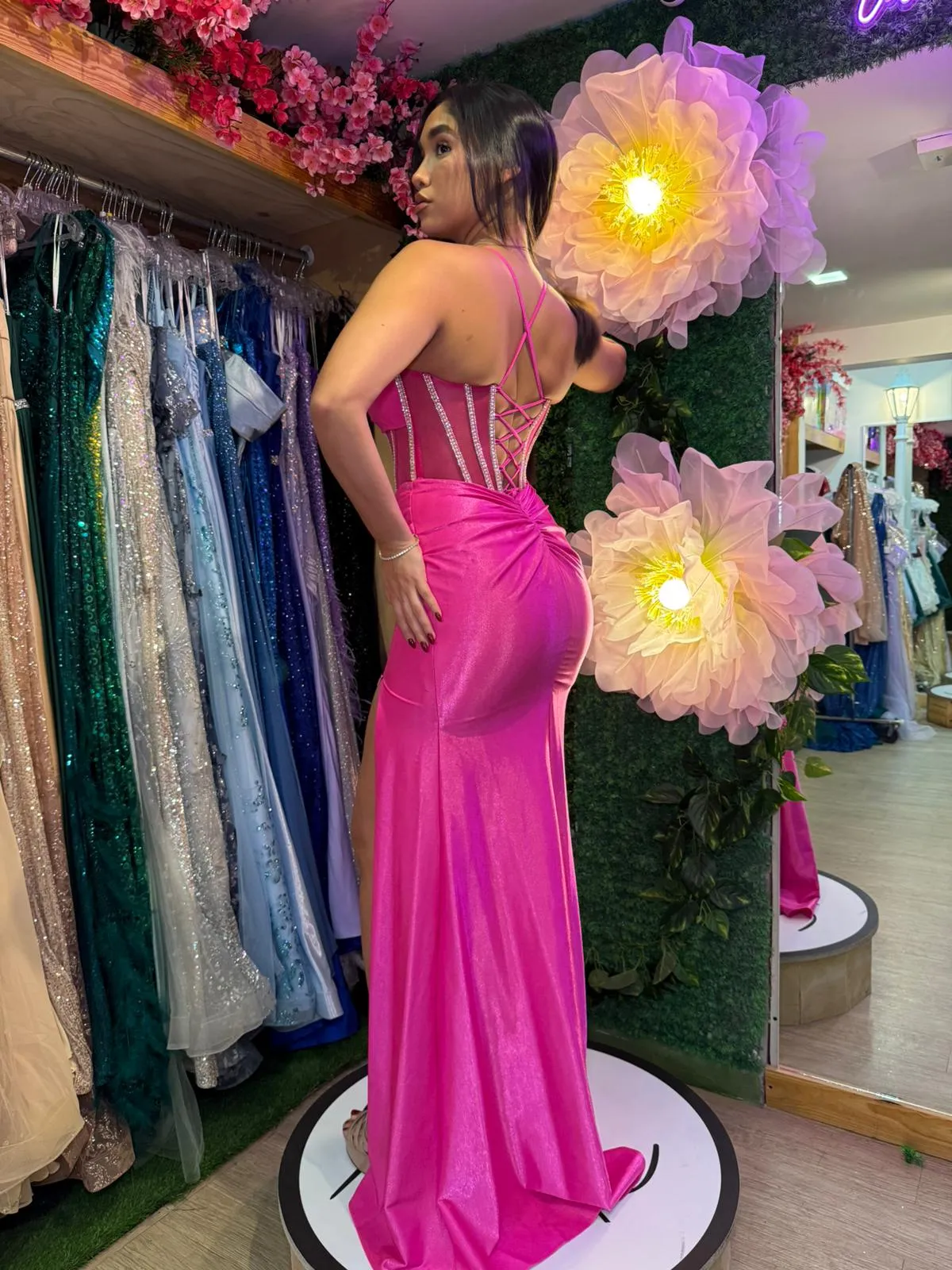 Vestido de Gala estilo corset con transparencia decorado con pedreria, falda con abertura lateral