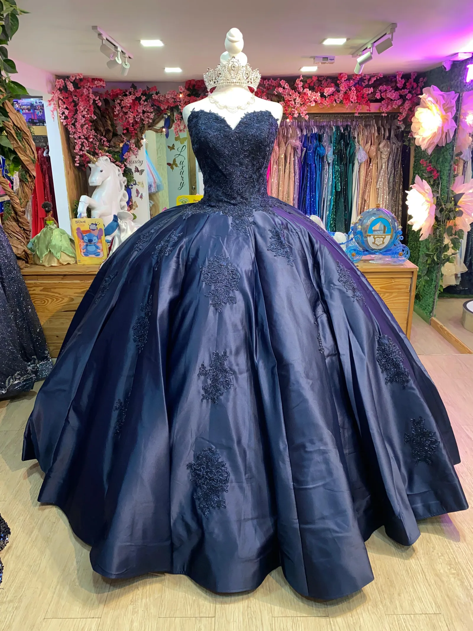 Vestido de 15 años de tiras decorado con apliques en Top y falda corte Princesa