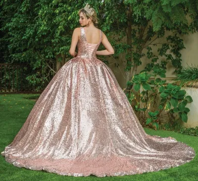 Vestido de 15 años en tela de lentejuelas y falda corte princesa con cola