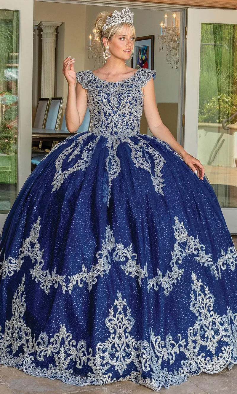 Vestido de 15 años color Azul Navy espada descubierta decorado con apliques plateados en tela de glitter y falda corte princesa