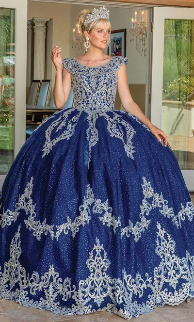 Vestido de 15 años color Azul Navy espada descubierta decorado con apliques plateados en tela de glitter y falda corte princesa