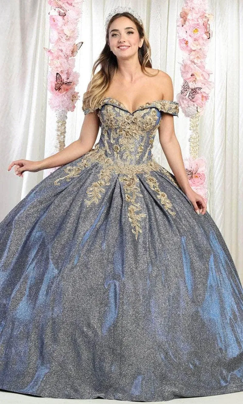 Vestido de 15 años Off Shoulder decorado con apliques dorados y falda corte princesa