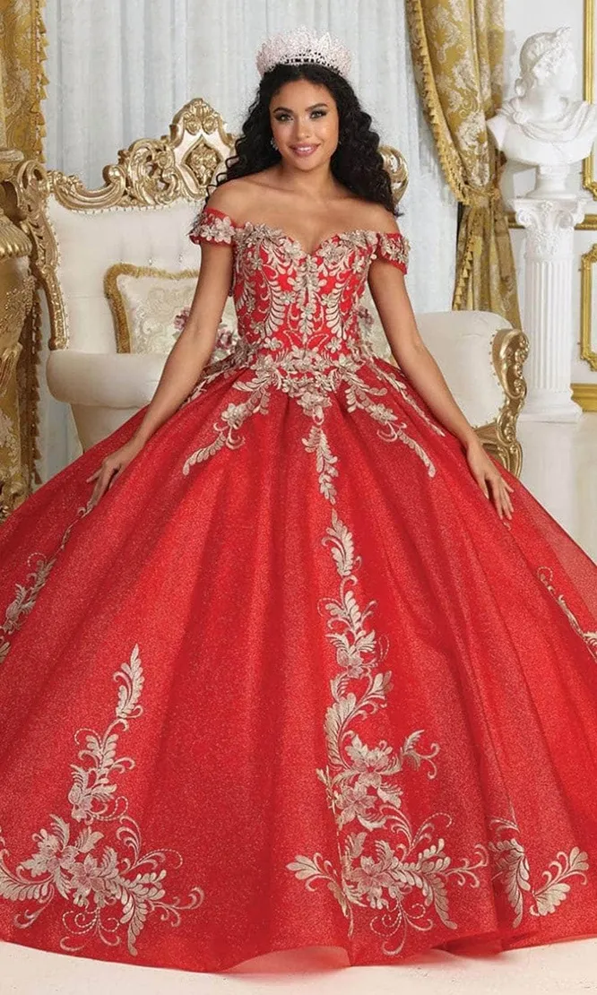 Vestido de Quinceaños off shoulder en tela glitter, aplicaciones en dorado y falda corte princesa