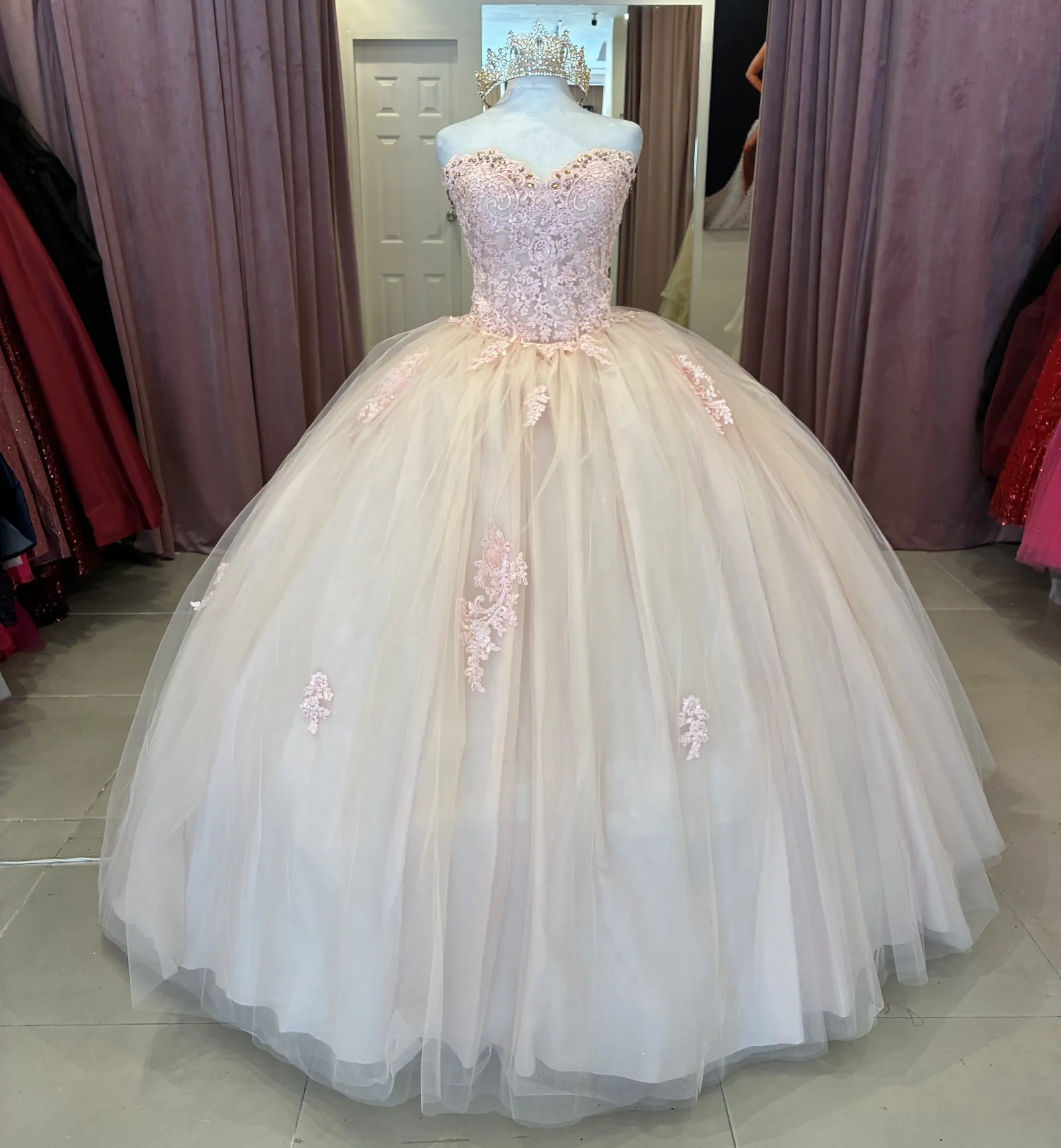Vestido de 15 años Strapless decorado con pedreria en Top y glitter, falda corte princesa