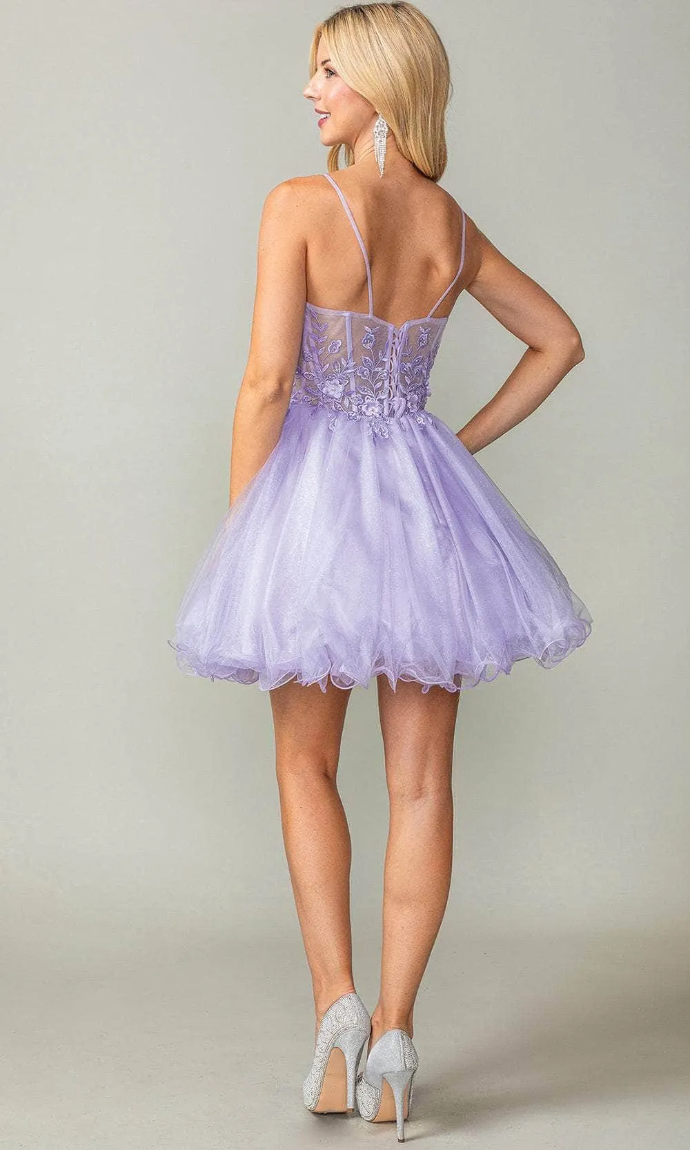 Vestido de Quinceañera corto de tiras decorado con apliques en top, falda corte A