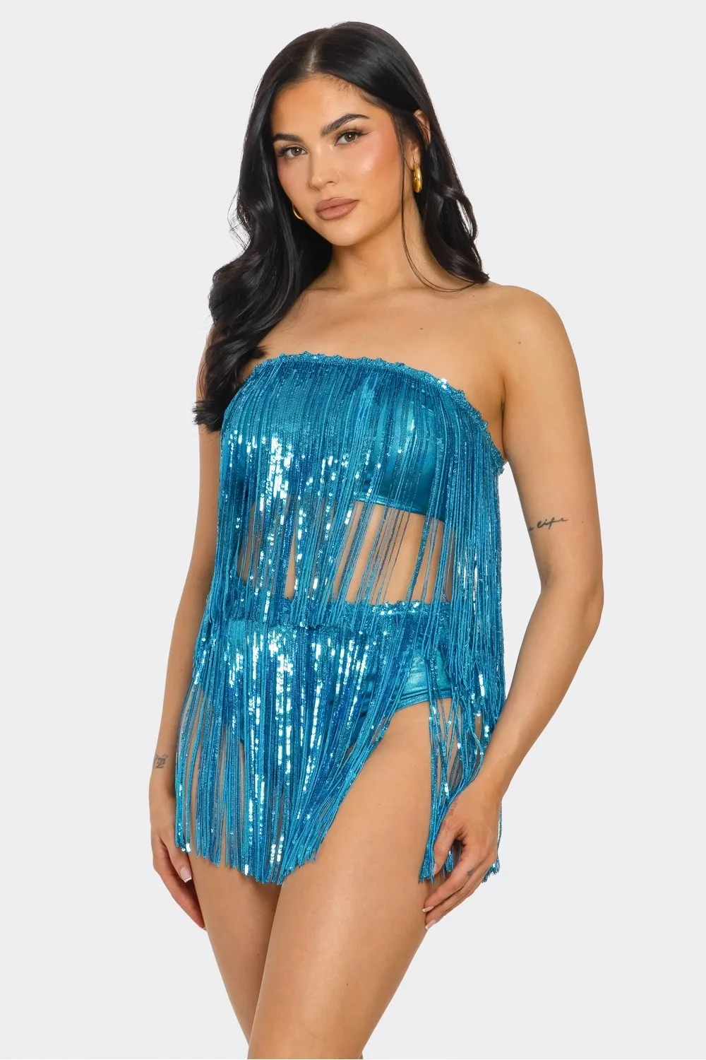 Traje de baile corto de dos piezas y flecos de lentejuelas