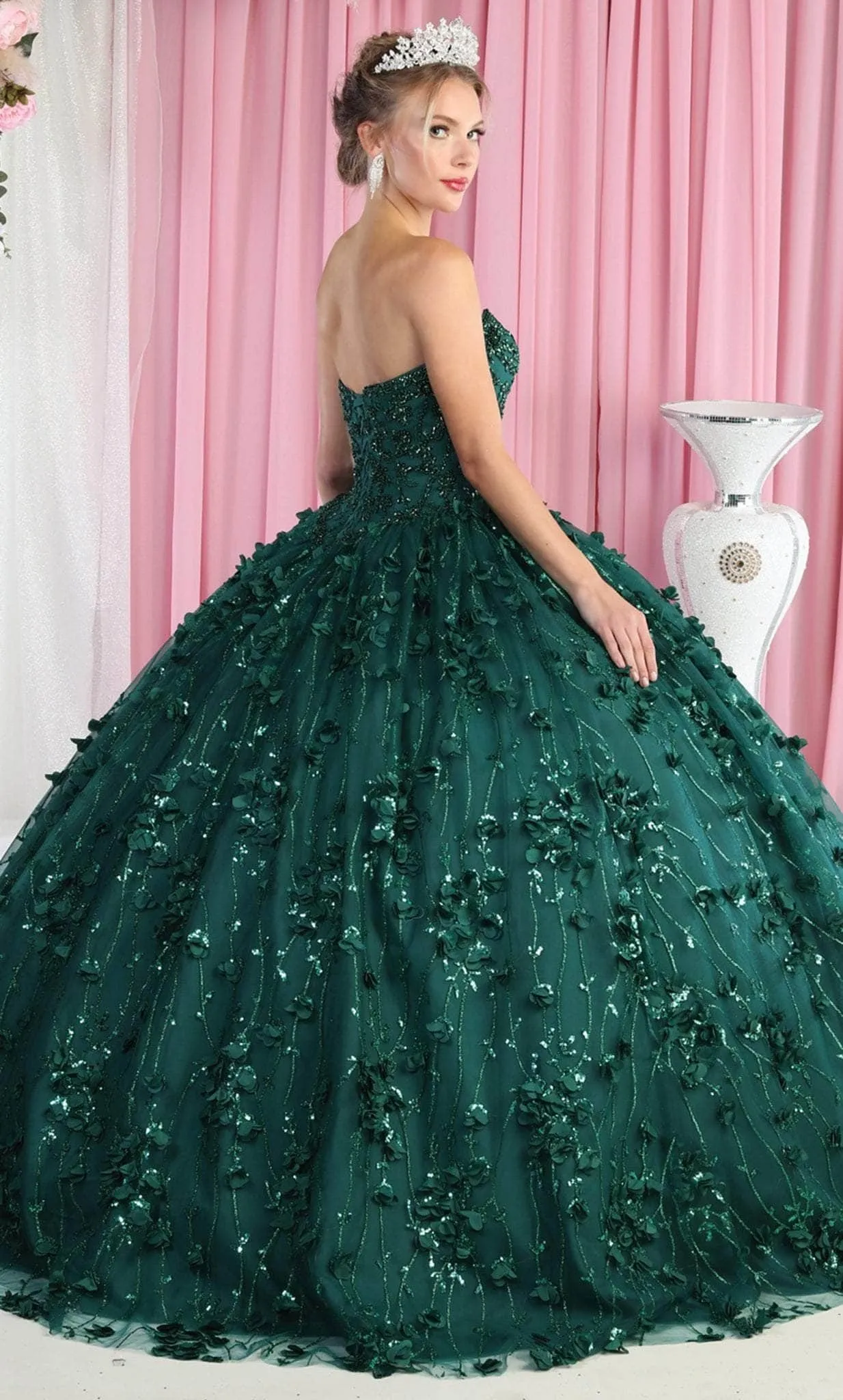 Vestido de 15 años Strapless decorado con pedreria en Top, Glitter y flores en 3D, falda corte princesa