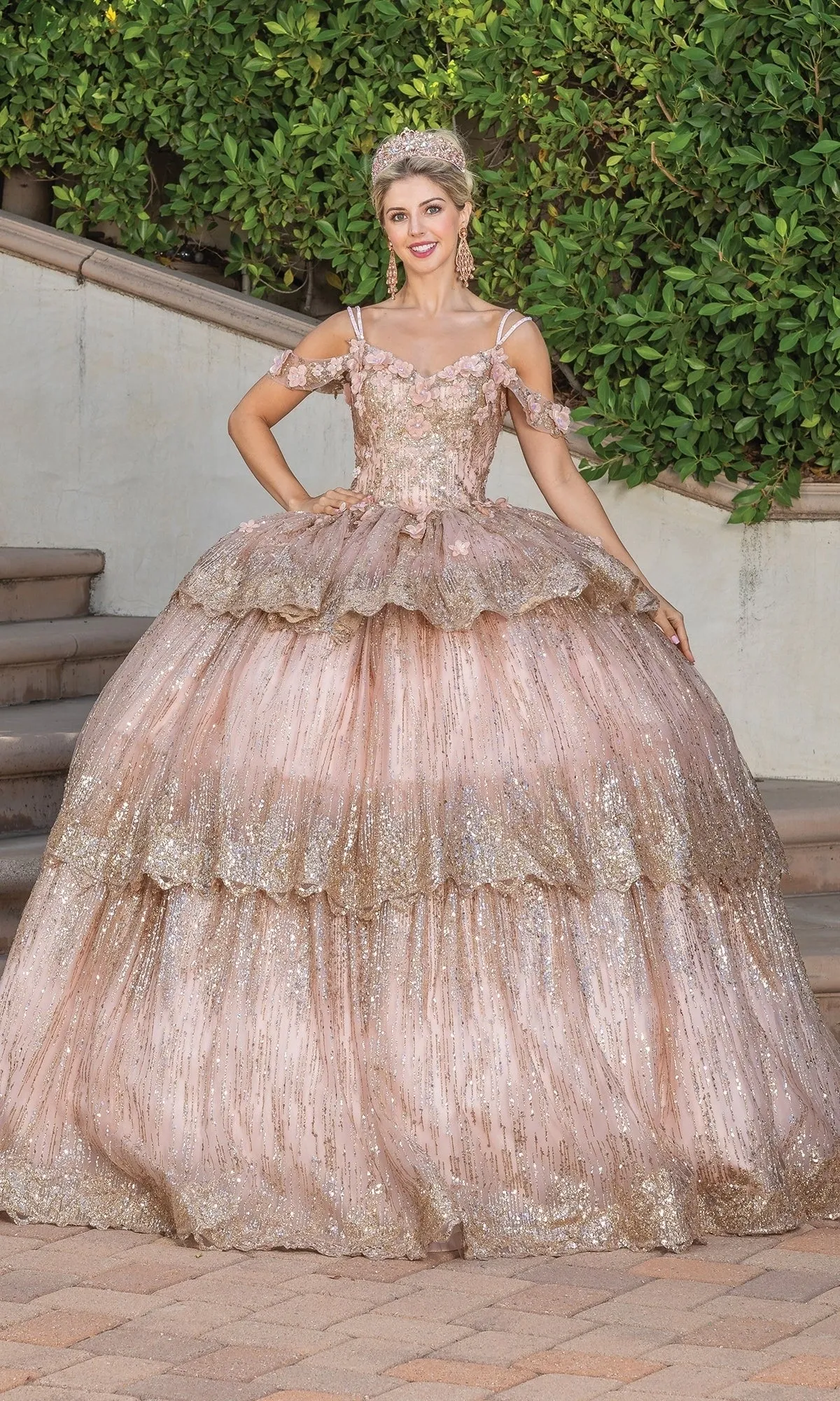 Vestido de 15 años con mangas desmontables y falda de capas decorada con Glitter