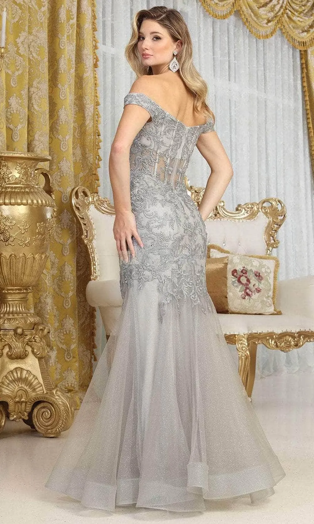 Vestido de Gala Off Shoulder decorado con apliques estilo corset y falda corte Sirena de Tul