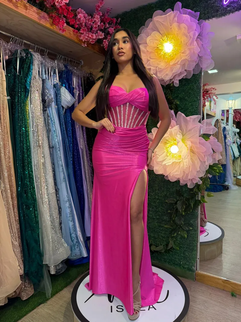 Vestido de Gala estilo corset con transparencia decorado con pedreria, falda con abertura lateral