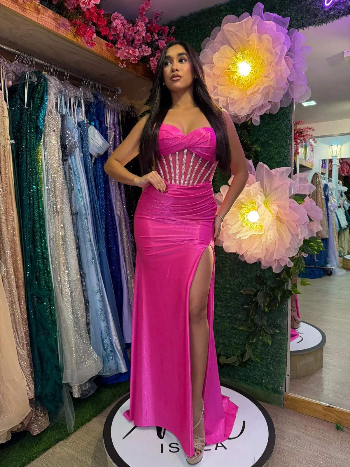 Vestido de Gala estilo corset con transparencia decorado con pedreria, falda con abertura lateral