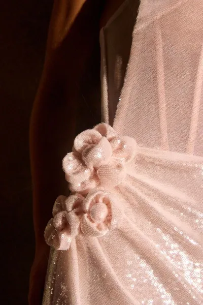 Vestido de Gala Strapless corte recto en tela de Microlentejuelas