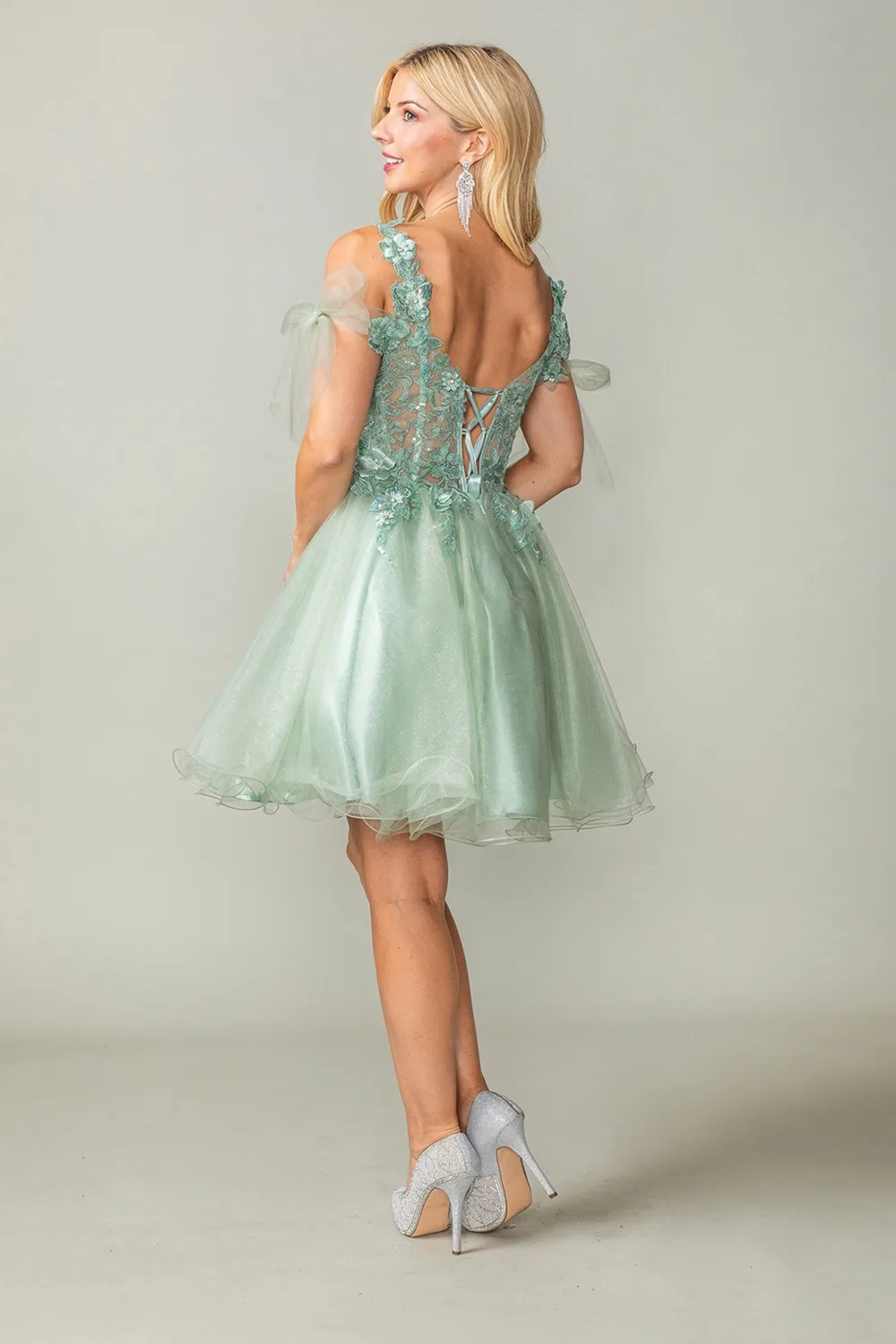 Vestido de Quinceañera corto de tiras estilo corset con transparencia decorado con glitter y apliques en top