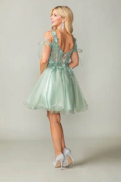 Vestido de Quinceañera corto de tiras estilo corset con transparencia decorado con glitter y apliques en top